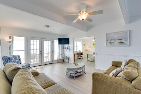 Oceanfront Home w/ Deck & Views in Galveston! House in Hitchcock