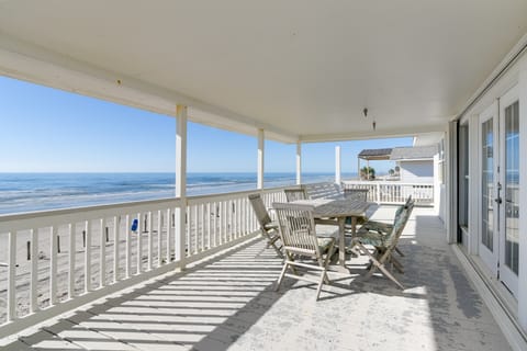 Oceanfront Home w/ Deck & Views in Galveston! House in Hitchcock