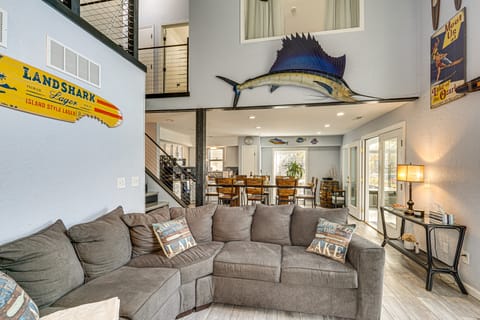 Fireplace, Deck & Grill: Lake Ozark Family Retreat House in Village Four Seasons