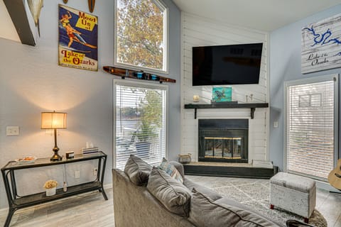 Fireplace, Deck & Grill: Lake Ozark Family Retreat House in Village Four Seasons