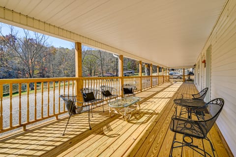 Bonnieville Farmhouse on 69 Acres w/ Porch! House in Kentucky