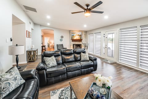 Lake Gem: Private Dock & Large Patio in Lewisville House in Little Elm