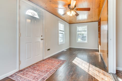 Hike, Boat & Fish: Dog-Friendly Robinson Home House in Indiana