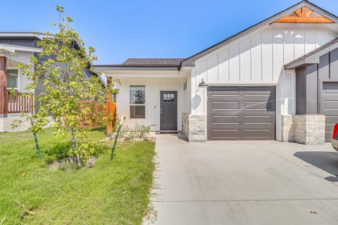 Newly Built Home: Close to Parks & Dining! House in Temple