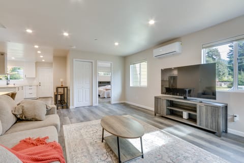 Steps to Russian River: Peaceful Monte Rio Retreat House in Monte Rio