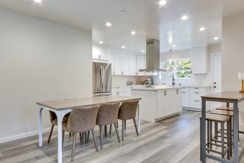 Steps to Russian River: Peaceful Monte Rio Retreat House in Monte Rio