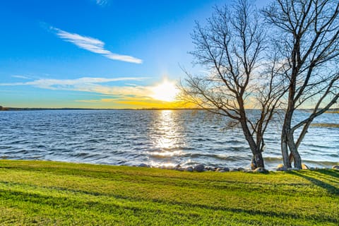 Lakefront Gem: Grills & Fire Pit in Dent House in Minnesota