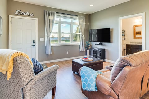 Lakefront Gem: Grills & Fire Pit in Dent House in Minnesota