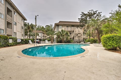 < 1 Mi to Beach: Hilton Head Condo w/ Pool Access! Apartment in Hilton Head Island