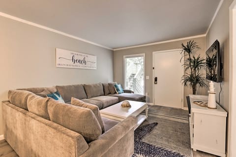 < 1 Mi to Beach: Hilton Head Condo w/ Pool Access! Apartment in Hilton Head Island