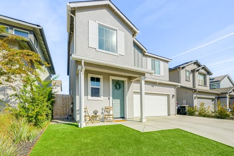 36 Mi to Sequoia NP: Pet-Friendly Home w/ Dog Run! House in Visalia