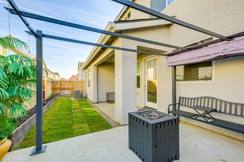 36 Mi to Sequoia NP: Pet-Friendly Home w/ Dog Run! House in Visalia