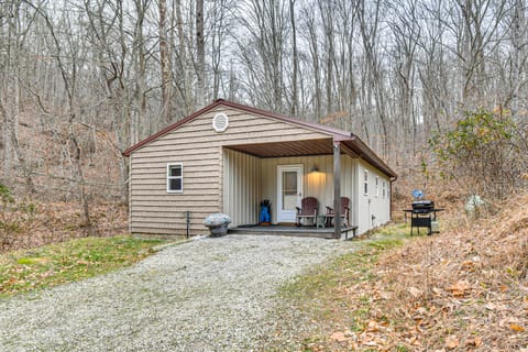 1 Mi to Hunting: Cozy & Secluded Stout Cabin House in Ohio