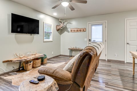 1 Mi to Hunting: Cozy & Secluded Stout Cabin House in Ohio