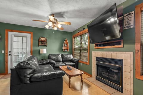 Walk to Lake: Lampe Cabin w/ Fireplace & Deck! House in Table Rock Lake