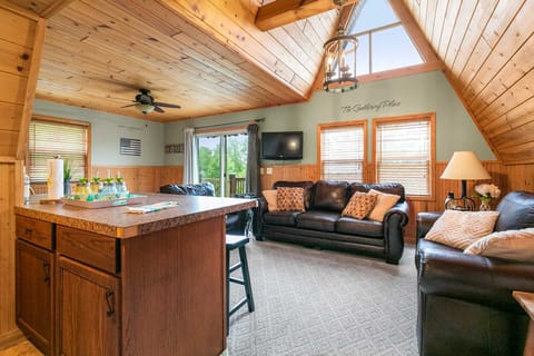 8 Mi to Dogwood Canyon: Cozy Cabin w/ Deck House in Table Rock Lake