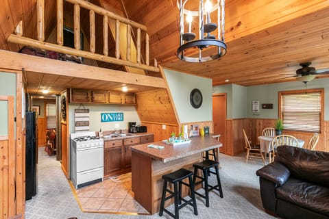 8 Mi to Dogwood Canyon: Cozy Cabin w/ Deck House in Table Rock Lake