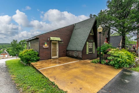 8 Mi to Dogwood Canyon: Cozy Cabin w/ Deck House in Table Rock Lake