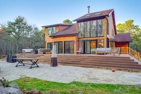 Ski, Hike & More: Spacious Log Cabin in Long Pond House in Pocono Pines