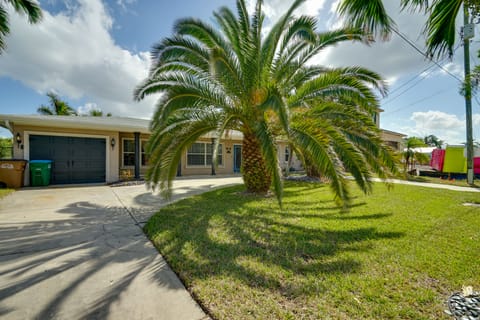 < 1 Mi to Four Freedoms Beach: Canal-Front Getaway House in Cape Coral
