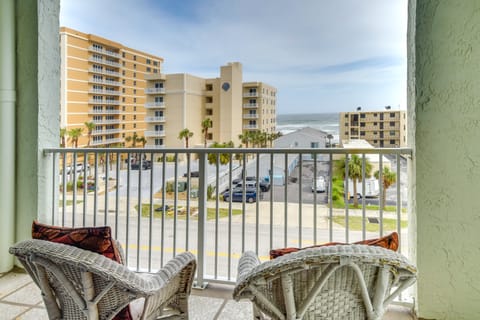 Walk to Coast: Condo in Daytona Beach Shores! Apartment in Daytona Beach Shores