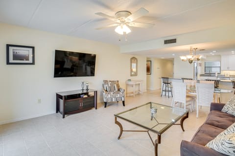 Walk to Coast: Condo in Daytona Beach Shores! Apartment in Daytona Beach Shores