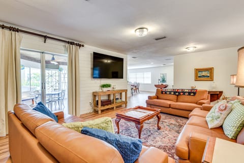 6 Mi to Beaches: Modern Bradenton Getaway! House in Bradenton