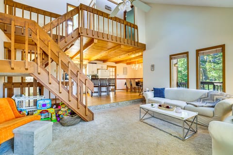 Walk to Beach: Arrowhead Lake Home House in Coolbaugh Township