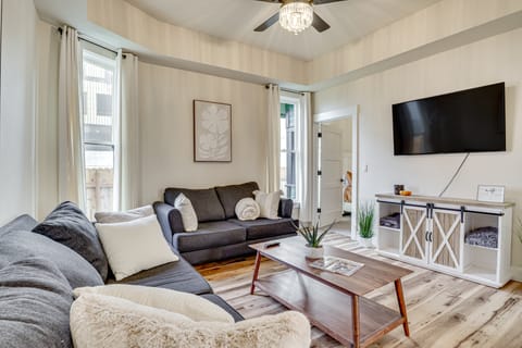 Walk to Independence Theatre: Dtwn Retreat! House in Independence