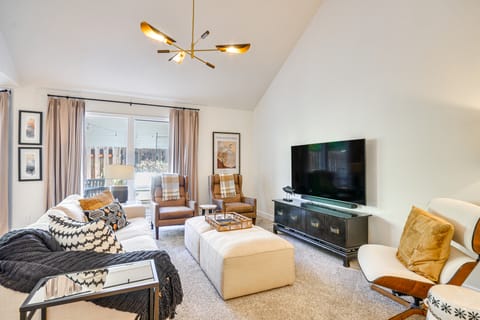 Near Shops & Cafes: Beaverton Haven w/ Luxe Decor! House in Tigard