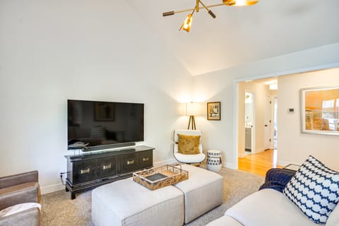 Near Shops & Cafes: Beaverton Haven w/ Luxe Decor! House in Tigard