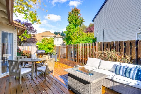 Near Shops & Cafes: Beaverton Haven w/ Luxe Decor! House in Tigard