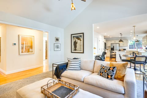 Near Shops & Cafes: Beaverton Haven w/ Luxe Decor! House in Tigard