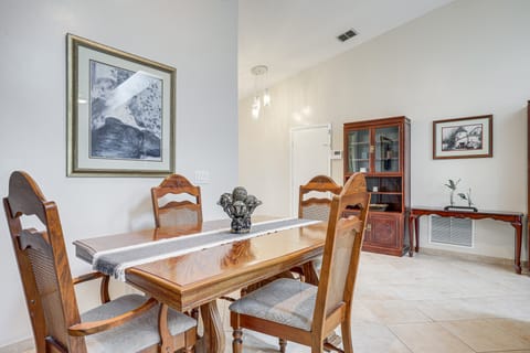 Fish, Surf & Sun! Charmer 5 Mi to Neptune Beach House in Jacksonville