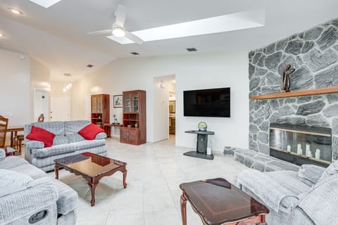 Fish, Surf & Sun! Charmer 5 Mi to Neptune Beach House in Jacksonville