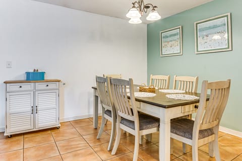 Near Top Beaches: Gulf Breeze Oasis w/ Grill Villa in Pensacola Beach