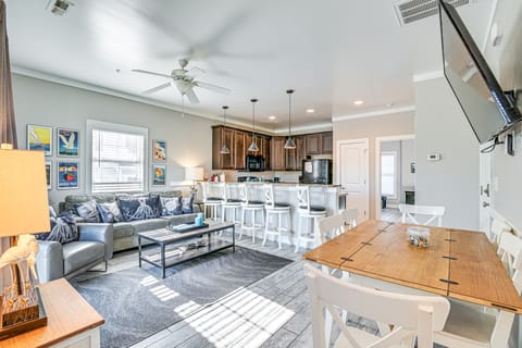 Walk to Shore: Myrtle Beach Home w/ Pool Access! House in Myrtle Beach