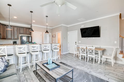 Walk to Shore: Myrtle Beach Home w/ Pool Access! House in Myrtle Beach