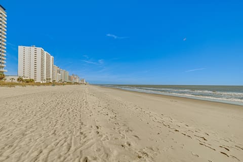 Walk to Shore: Myrtle Beach Home w/ Pool Access! House in Myrtle Beach