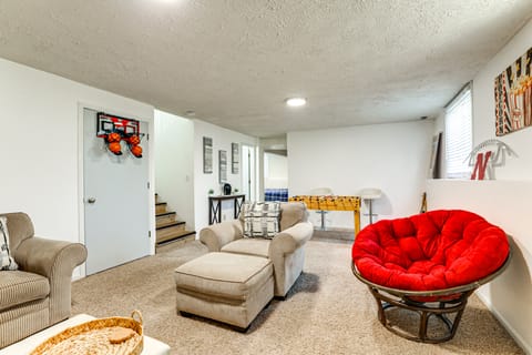 3 Mi to UNL & Memorial Stadium: Home w/ Large Yard House in Lincoln