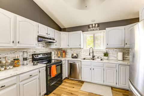 3 Mi to UNL & Memorial Stadium: Home w/ Large Yard House in Lincoln