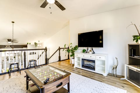 3 Mi to UNL & Memorial Stadium: Home w/ Large Yard House in Lincoln