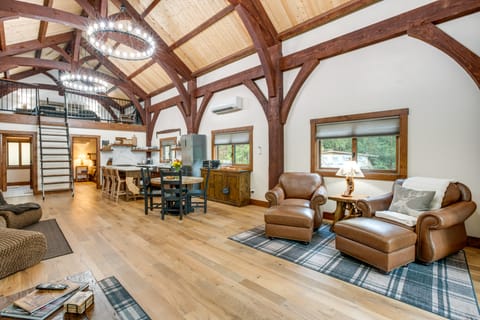 Bear Lodge Waterfront Cabin w/ Level 2 EV Charger House in Calaveras County