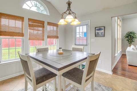 3 Mi to Oglethorpe Mall: Home w/ Fenced Yard! House in Savannah