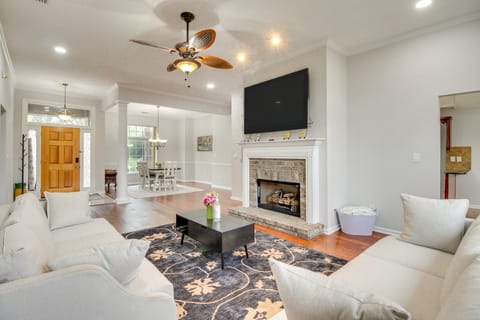 3 Mi to Oglethorpe Mall: Home w/ Fenced Yard! House in Savannah