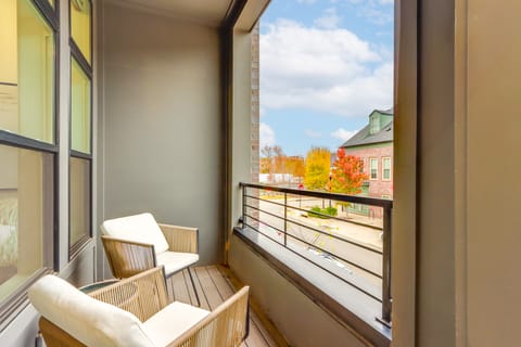 Near Downtown: Luxury Townhome in Bentonville! Apartment in Rogers