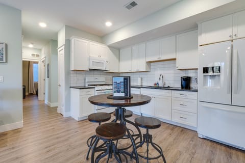 Walk to Front St! Traverse City Condo Near Skiing Apartment in Traverse City