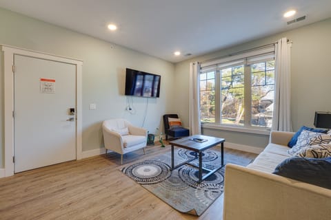 Walk to Front St! Traverse City Condo Near Skiing Apartment in Traverse City