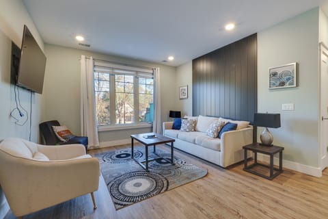 Walk to Front St! Traverse City Condo Near Skiing Apartment in Traverse City