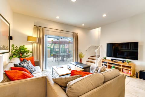 4 Mi to Disney World: Townhome w/ Hot Tub & Lanai! Apartment in Four Corners